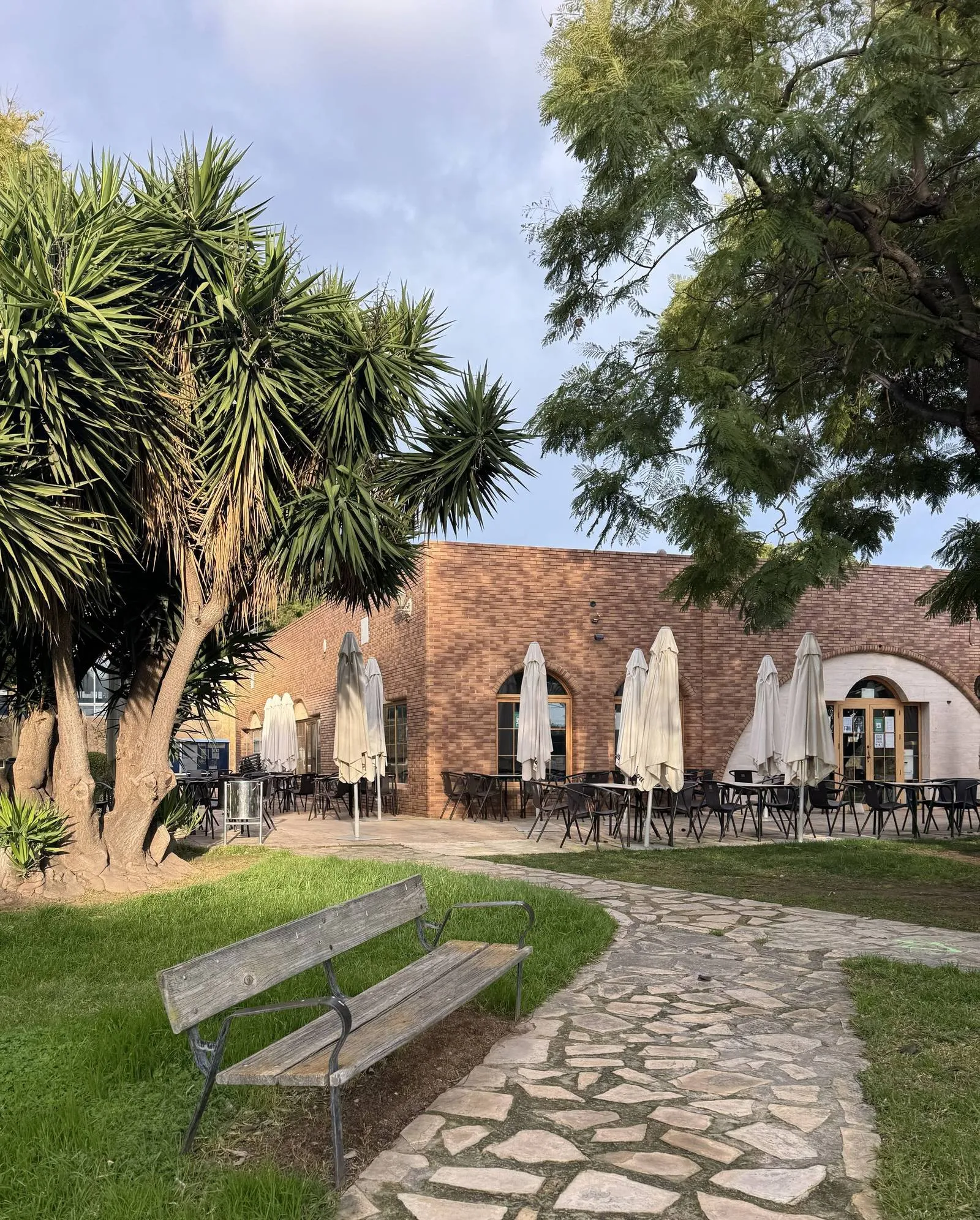 Terrazas y jardín de El Palmaret en Carpesa
